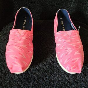 Women's Toms Slip On Shoes Pink Graphic NWOT Size 9